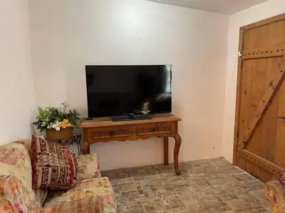 Una televisión o centro de entretenimiento en Bonito departamento con dos habitaciones.