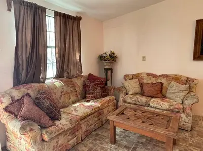Zona de estar de Bonito departamento con dos habitaciones.