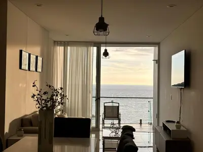 Una televisión o centro de entretenimiento en Camino al Mar Apartment with Amazing View of the Ocean, Beach and Swimming Pool