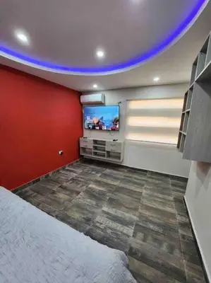 Una televisión o centro de entretenimiento en Departamento con buena ubicación