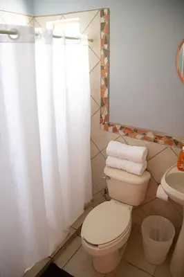 Un baño de Garimar Condominios en San Carlos