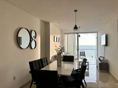 Una televisión o centro de entretenimiento en Camino al Mar Apartment with Amazing View of the Ocean, Beach and Swimming Pool, 2 Rooms