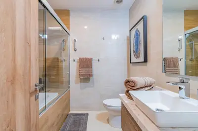 Un baño de Hermoso Condo al Pie de la Playa Camino al Mar