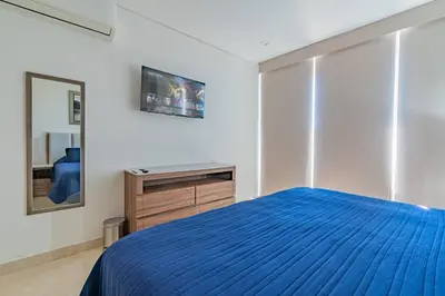 Cama o camas de una habitación en Hermoso Condo al Pie de la Playa Camino al Mar
