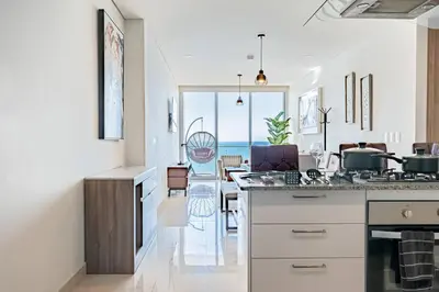 Una cocina o zona de cocina en Hermoso Condo al Pie de la Playa Camino al Mar