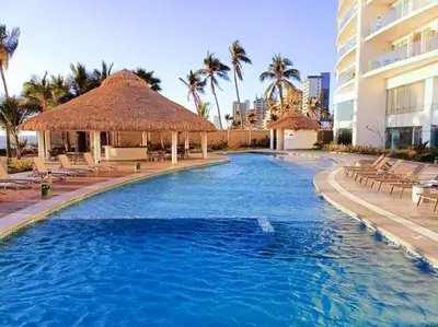 Piscina en o cerca de Hermoso Condo al Pie de la Playa Camino al Mar