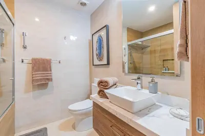 Un baño de Hermoso Condo al Pie de la Playa Camino al Mar