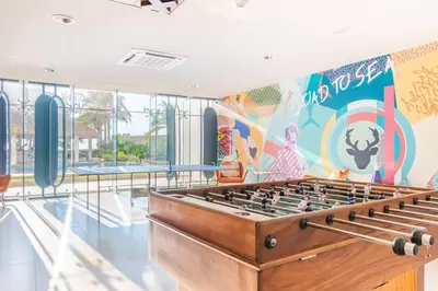Sala de juegos en Hermoso Condo al Pie de la Playa Camino al Mar