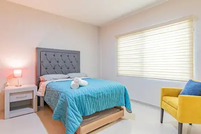 Cama o camas de una habitación en Lujoso Condominio Tiburon a 3 Cuadras de la Playa