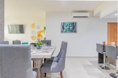 Una televisión o centro de entretenimiento en Lujoso Condominio Tiburon a 3 Cuadras de la Playa