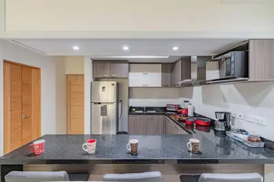 Una cocina o zona de cocina en Lujoso Condominio Tiburon a 3 Cuadras de la Playa