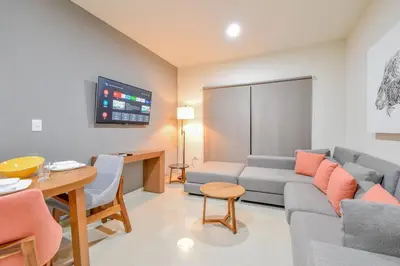 Una televisión o centro de entretenimiento en Bonito condo Zona Dorada con Piscina y Cochera