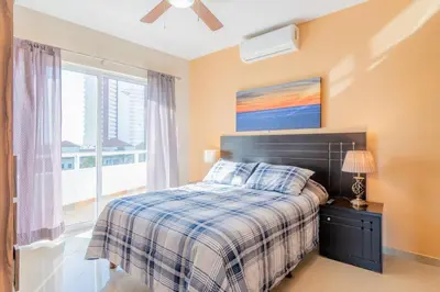 Cama o camas de una habitación en Lindo Condo a 1 cuadra de la playa