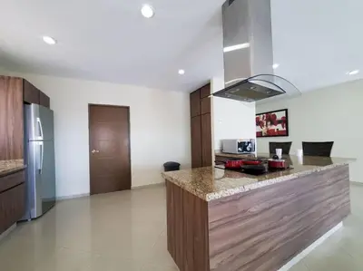 Una cocina o zona de cocina en Grande Condo 1 Cuadra de Playa