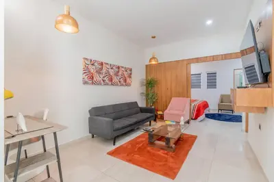 Una televisión o centro de entretenimiento en LOFT Lujoso y Moderno Con Cama King en Centrico Historico