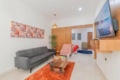 Una televisión o centro de entretenimiento en LOFT Lujoso y Moderno Con Cama King en Centrico Historico