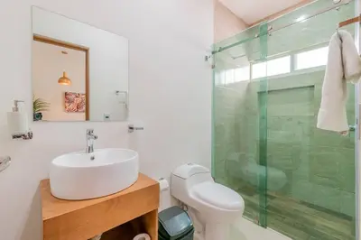 Un baño de LOFT Lujoso y Moderno Con Cama King en Centrico Historico