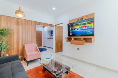 Una televisión o centro de entretenimiento en LOFT Lujoso y Moderno Con Cama King en Centrico Historico