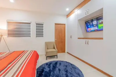 Una televisión o centro de entretenimiento en LOFT Lujoso y Moderno Con Cama King en Centrico Historico