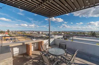 Un balcón o terraza de Depa Industrial Moderno y Comodo