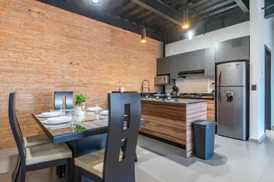 Una cocina o zona de cocina en Depa Industrial Moderno y Comodo