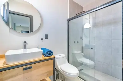 Un baño de Depa Industrial Moderno y Comodo