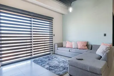 Zona de estar de Depa Industrial Moderno y Comodo
