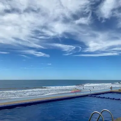 2 bdrm - Sleeps 8 -Ocean front -Ocean View
