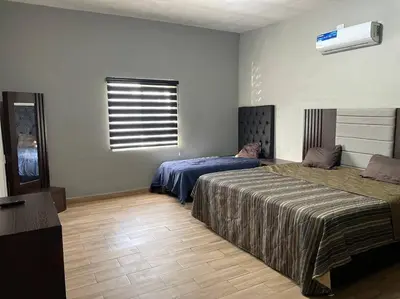 Cama o camas de una habitación en Casa Granada cercana a consulado y aeropuerto.