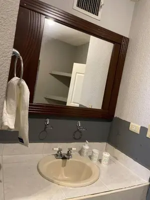 Un baño de Casa Granada cercana a consulado y aeropuerto.