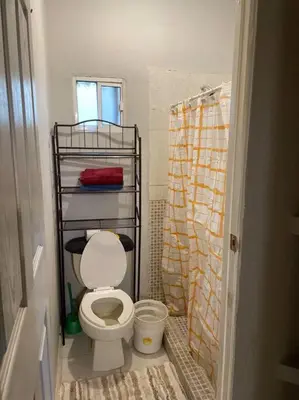 Un baño de Casa Granada cercana a consulado y aeropuerto.