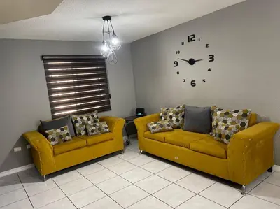 Zona de estar de Casa Granada cercana a consulado y aeropuerto.