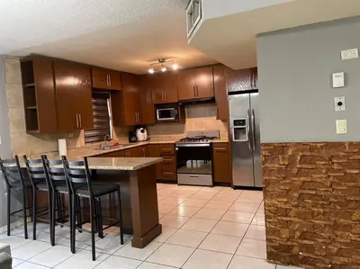 Una cocina o zona de cocina en Casa Granada cercana a consulado y aeropuerto.