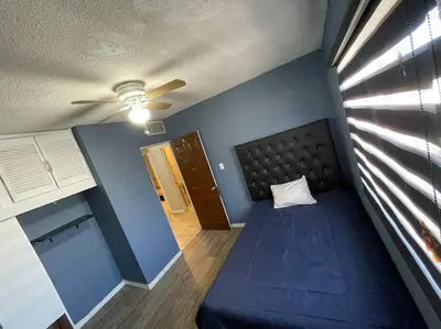 Cama o camas de una habitación en Casa Granada cercana a consulado y aeropuerto.