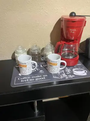 Utensilios para hacer té y café en Departamento Arizona apartment Cercano a Consulado y puentes internacionales