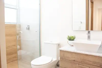 Un baño de Condominios de lujo en el corazón de la Zona Dorada en Camino Al Mar.