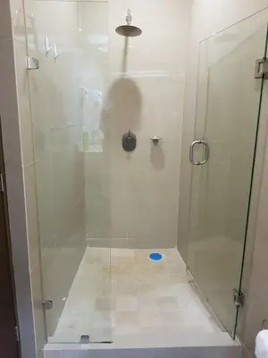 Un baño de Excelente Dpto. Marina muy cerca de la playa