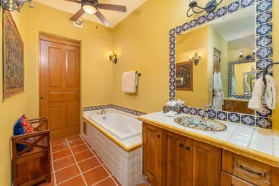 Un baño de Extraordinary 3bedrooms home with private pool