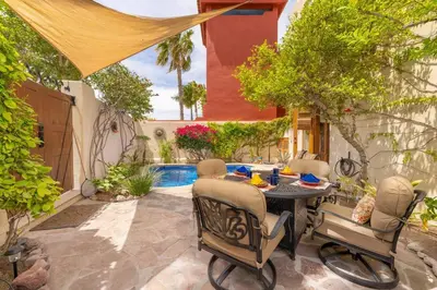 Un patio o zona al aire libre en Extraordinary 3bedrooms home with private pool
