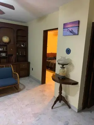 Zona de estar de La casa del cerro con vista al oceano pacifico