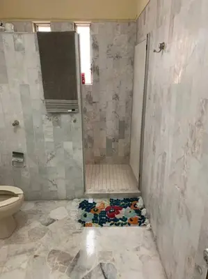 Un baño de La casa del cerro con vista al oceano pacifico