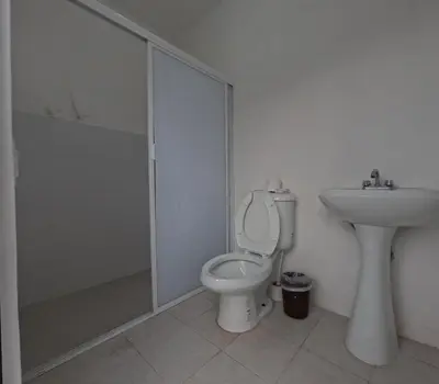 Un baño de Amplios exteriores y alberca
