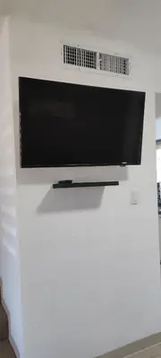 Una televisión o centro de entretenimiento en Casa a 5 min., del Consulado americano