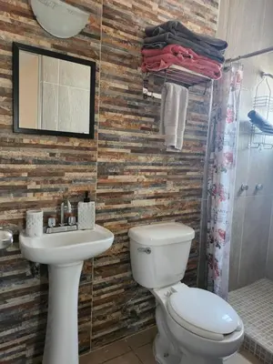 Un baño de Casa a 5 min., del Consulado americano