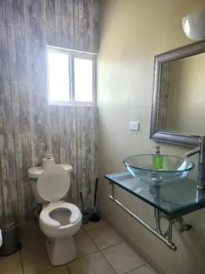 Un baño de Casa a 5 min., del Consulado americano