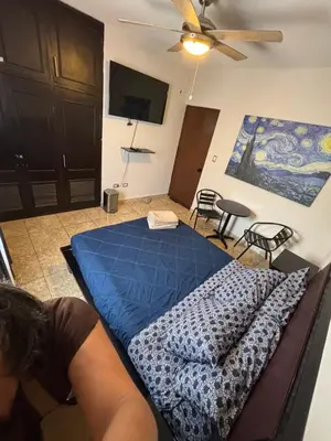 Una televisión o centro de entretenimiento en Habitacion Arboleda