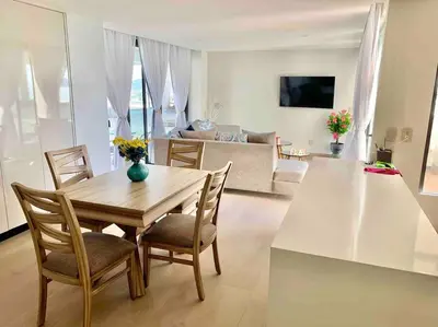 Una televisión o centro de entretenimiento en Casita del Mar Condo