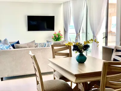 Una televisión o centro de entretenimiento en Casita del Mar Condo
