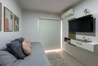 Una televisión o centro de entretenimiento en Bluu Lagoon 508-Depa de lujo con playa privada