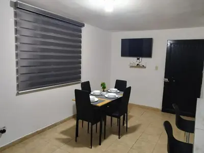 Una televisión o centro de entretenimiento en Depa Eco en planta baja, a 5 minutos del malecon y zona dorada